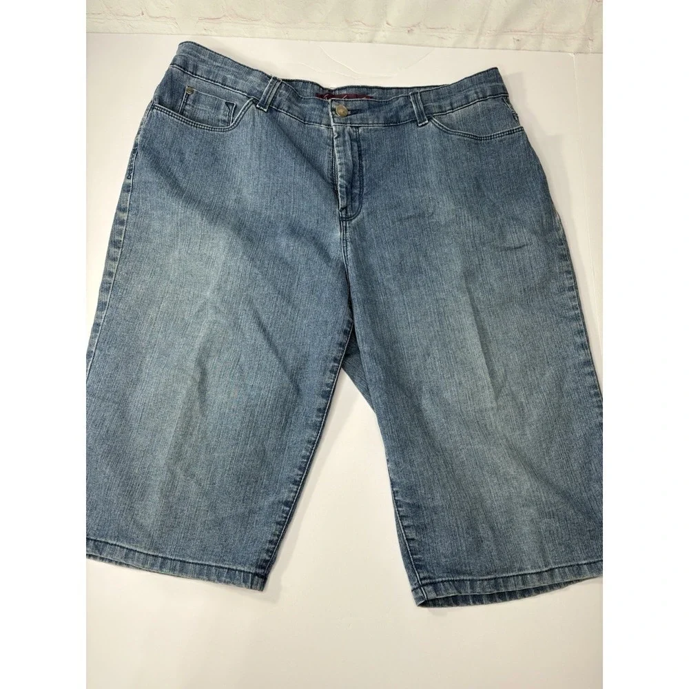 Gloria Vanderbilt Womens Bermuda Denim Shorts Medium Wash Blue Size 12 D23294RBT